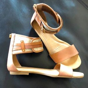 UGG Savanna Metallic Basket Weave Sandals🔆  8.5